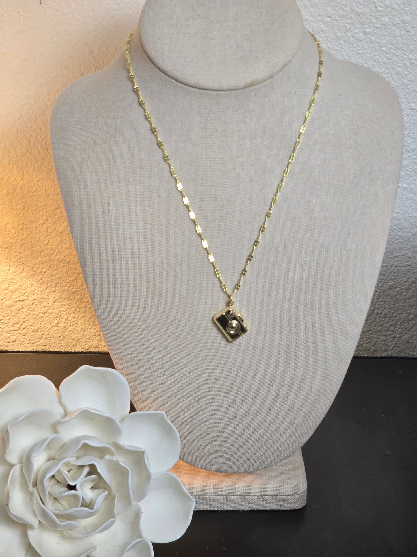 CAPTURED MOMENTS CHAIN